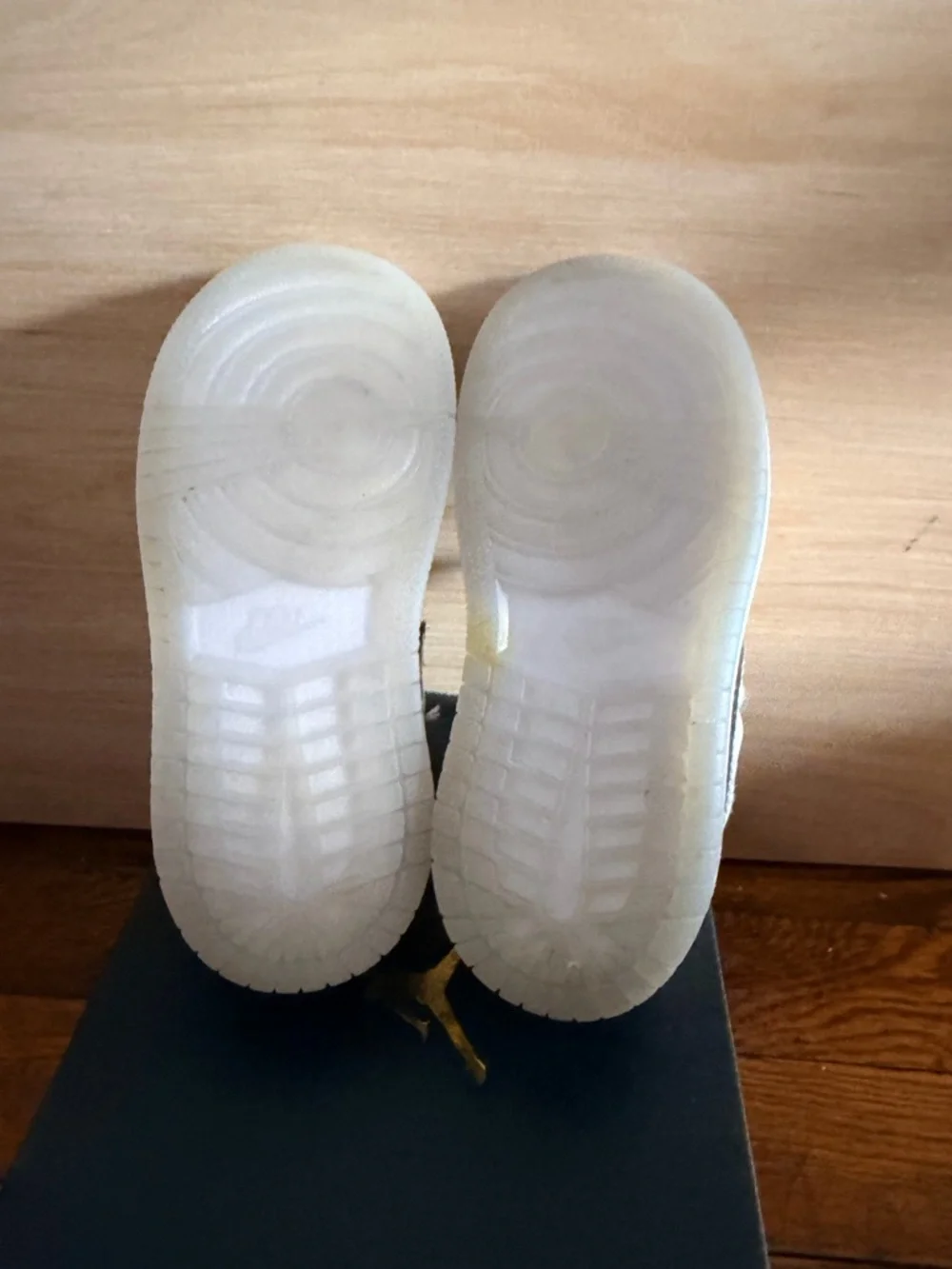 Jordan 1 Mid SE Kids' Sneakers in Light Cream/Gray - Picture 4 of 4